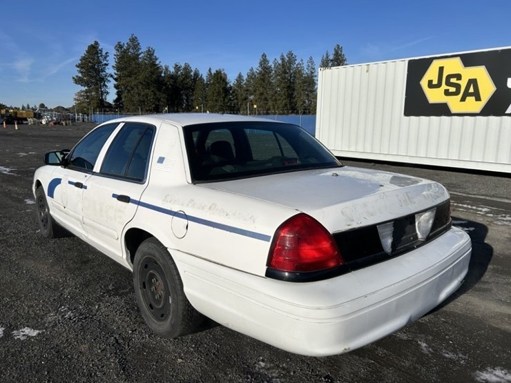2007-ford-crown-victoria-sedan-image-3