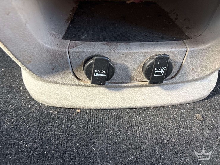 2016-chrysler-town-&-country-image-18