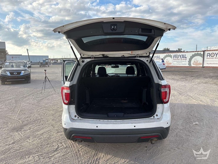 2017-ford-explorer-image-27