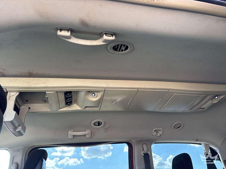 2016-chrysler-town-&-country-image-30