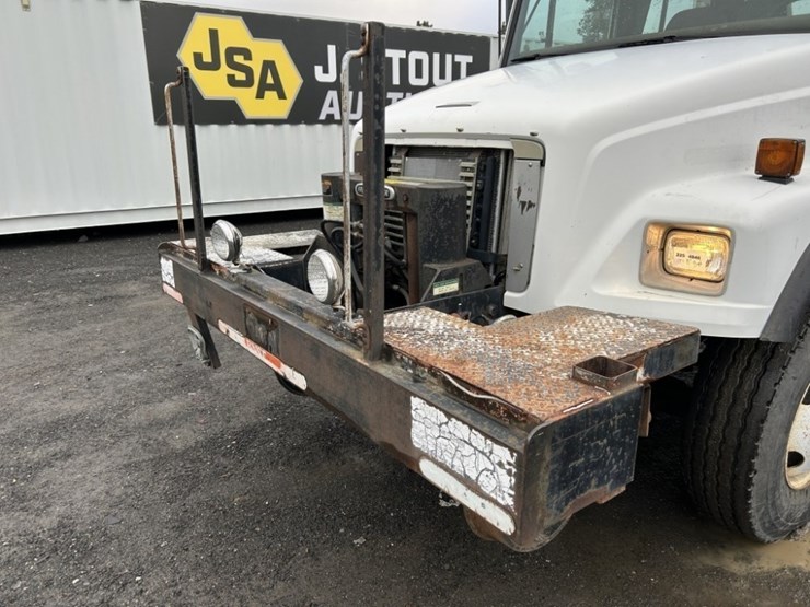 2001-freightliner-fl80-image-50