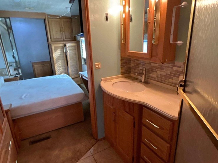 2004-winnebago-adventurer-38g-38ft.-class-a-motorhome-image-53