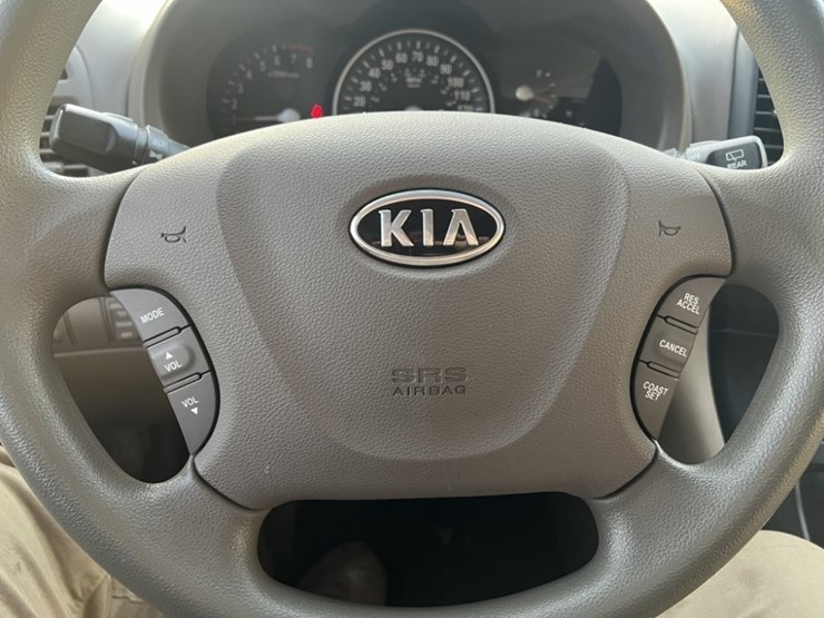 2012-kia-sedona-image-26