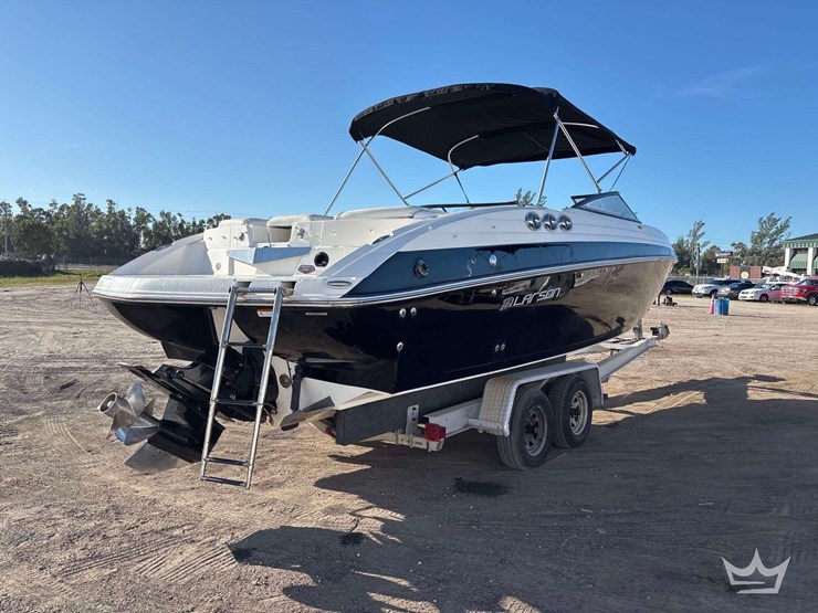 2013-larson-lxi292-29ft.-boat-with-t/a-loadmaster-boat-trailer-image-3