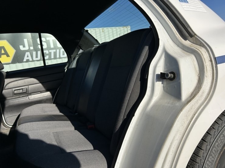 2007-ford-crown-victoria-sedan-image-22