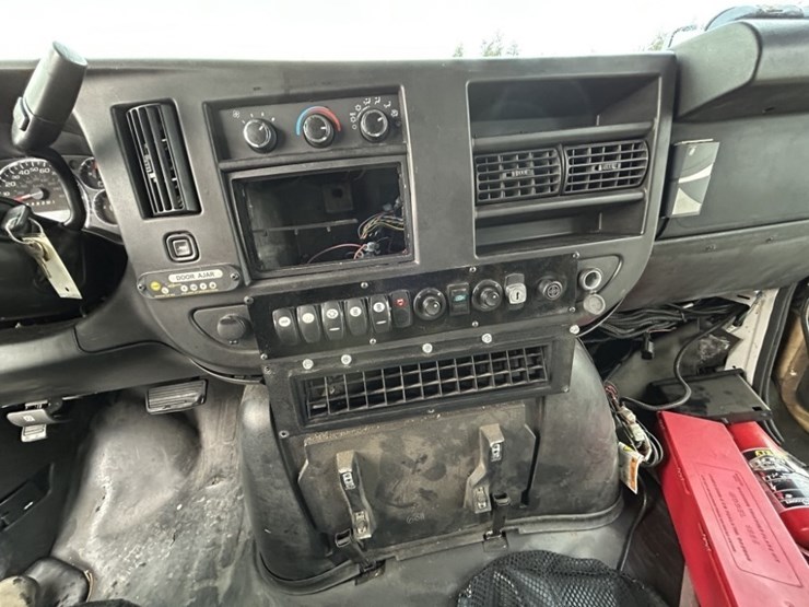 2016-chevrolet-express-paratransit-bus-image-13