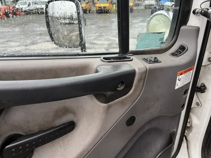 2012-freightliner-m2-bucket-truck-image-26