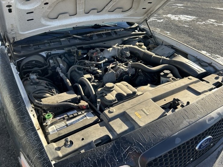 2011-ford-crown-victoria-sedan-image-36