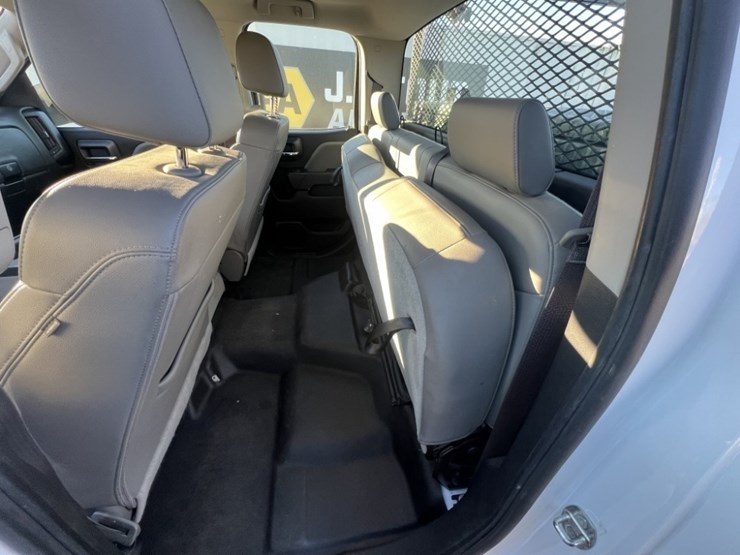 2017-chevrolet-silverado-crew-cab-pickup-image-23