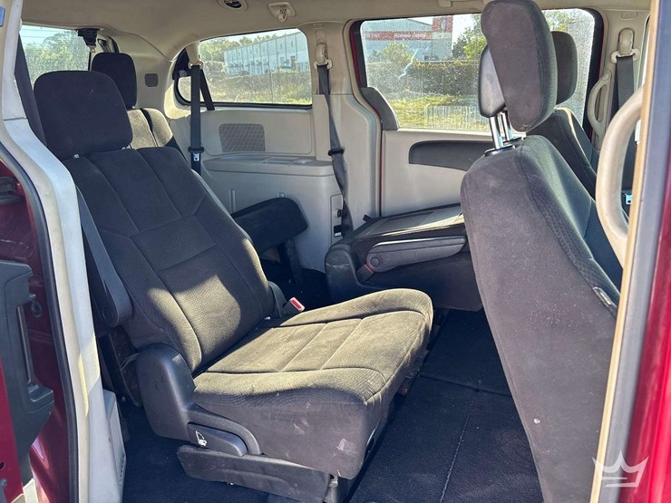 2016-chrysler-town-&-country-image-25