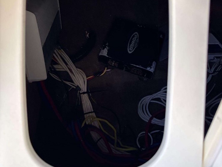 2013-larson-lxi292-29ft.-boat-with-t/a-loadmaster-boat-trailer-image-13