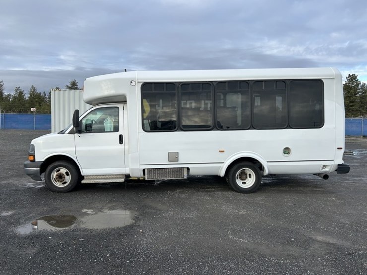 2012-chevrolet-express-paratransit-bus-image-2