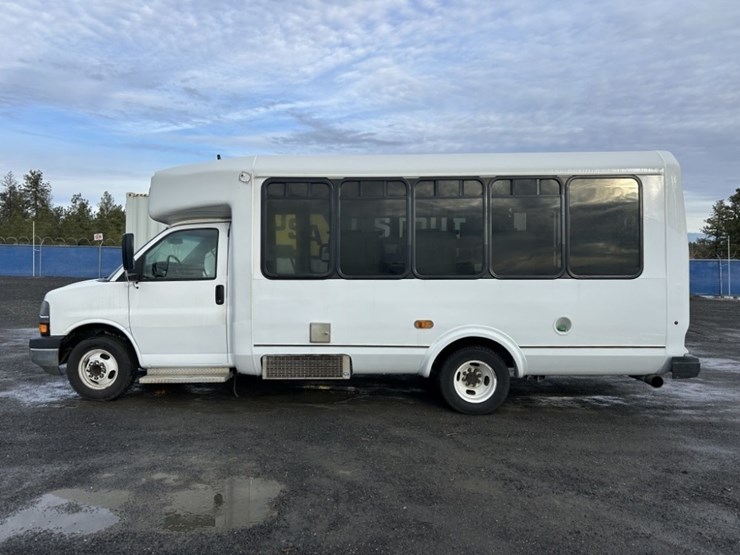 2016-chevrolet-express-paratransit-bus-image-2