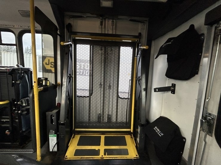 2012-chevrolet-express-paratransit-bus-image-22