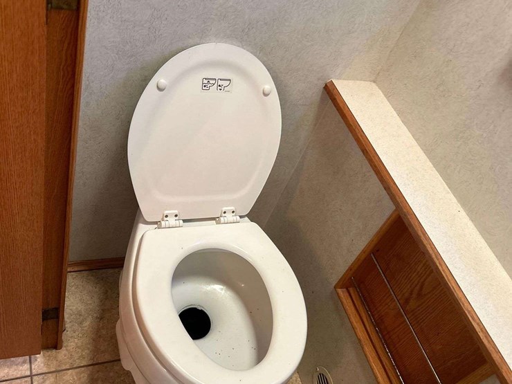 2004-winnebago-adventurer-38g-38ft.-class-a-motorhome-image-60