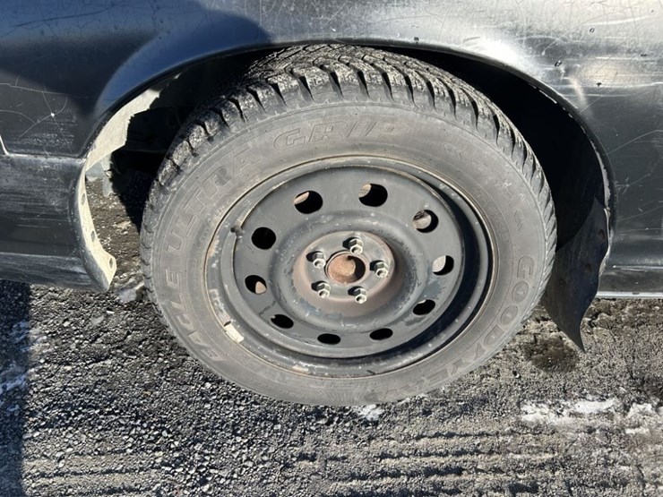 2011-ford-crown-victoria-sedan-image-25