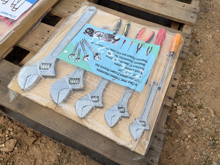 #8060-•-adj-wrenches,-misc-pliers,-screw-drivers-image-3