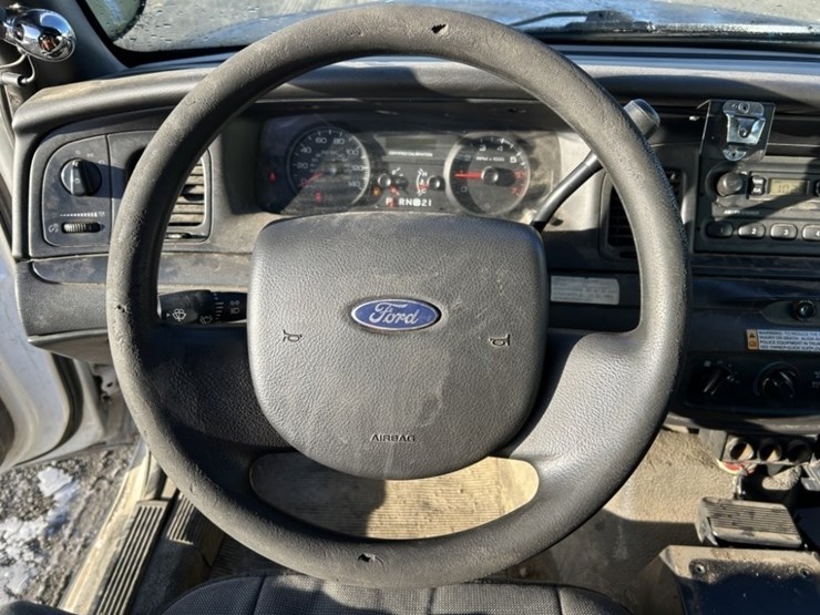 2011-ford-crown-victoria-sedan-image-17