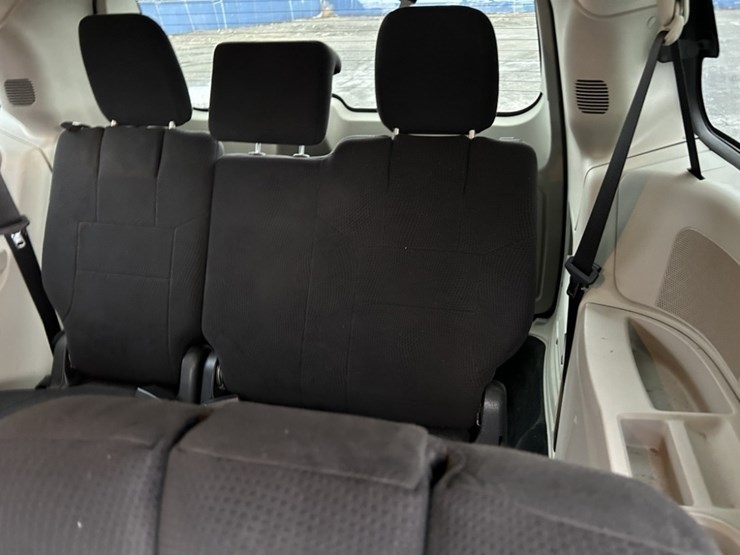 2011-dodge-grand-caravan-image-17