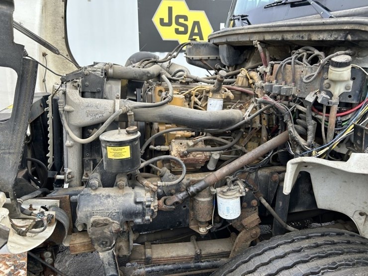 2001-freightliner-fl80-image-45