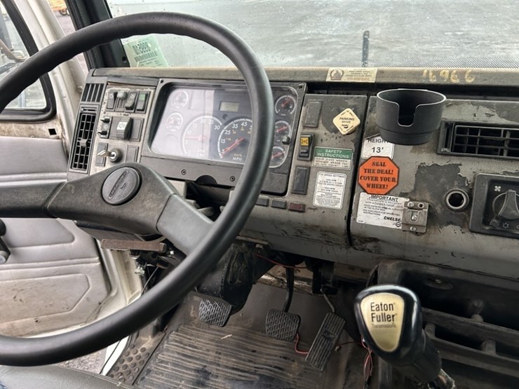 2001-freightliner-fl80-image-17