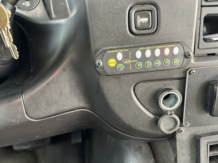 2012-chevrolet-express-paratransit-bus-image-25