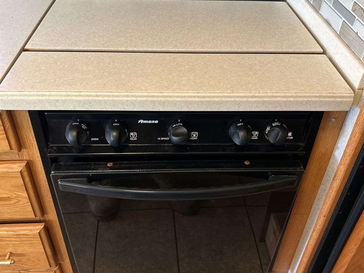 2004-winnebago-adventurer-38g-38ft.-class-a-motorhome-image-40