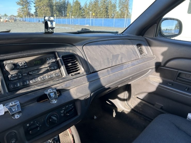 2004-ford-crown-victoria-sedan-image-13