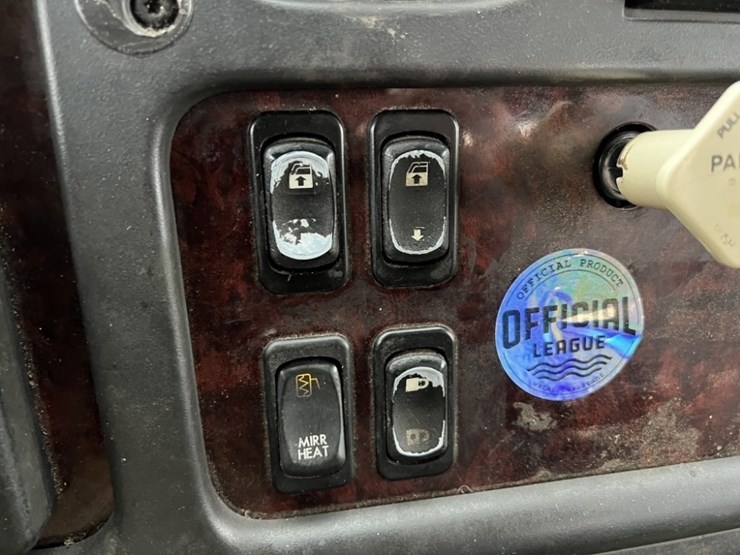 2012-freightliner-m2-bucket-truck-image-33