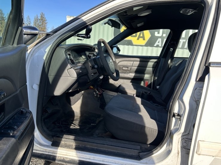 2011-ford-crown-victoria-sedan-image-13