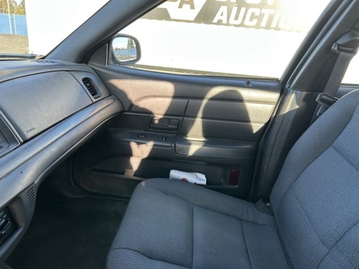 2004-ford-crown-victoria-sedan-image-12