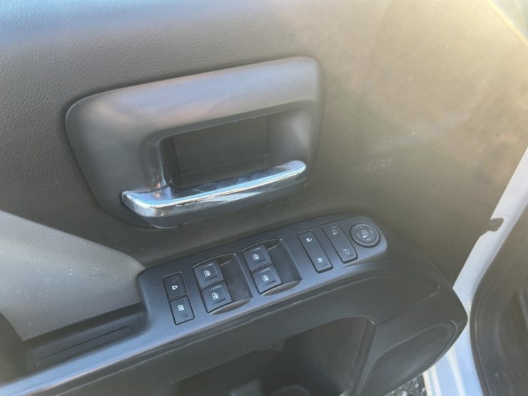 2017-chevrolet-silverado-crew-cab-pickup-image-26