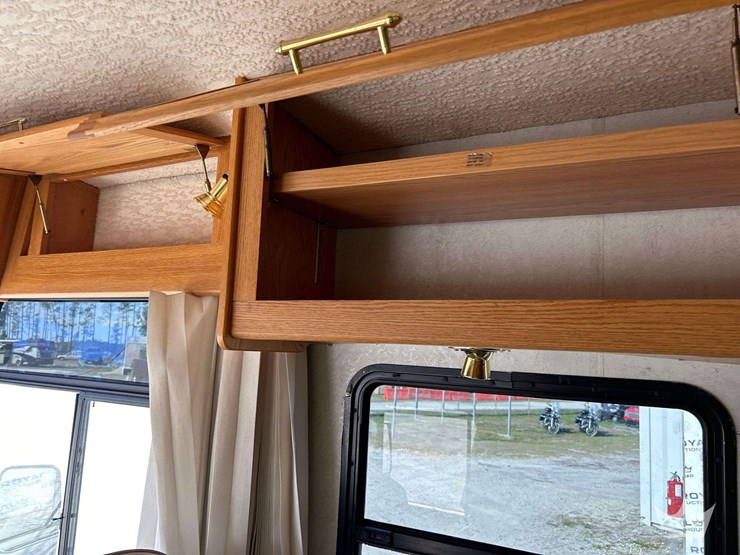 2004-winnebago-adventurer-38g-38ft.-class-a-motorhome-image-27