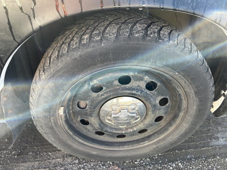 2011-ford-crown-victoria-sedan-image-32