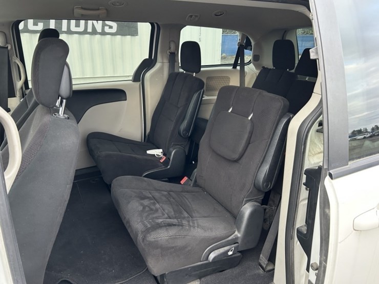 2011-dodge-grand-caravan-image-16