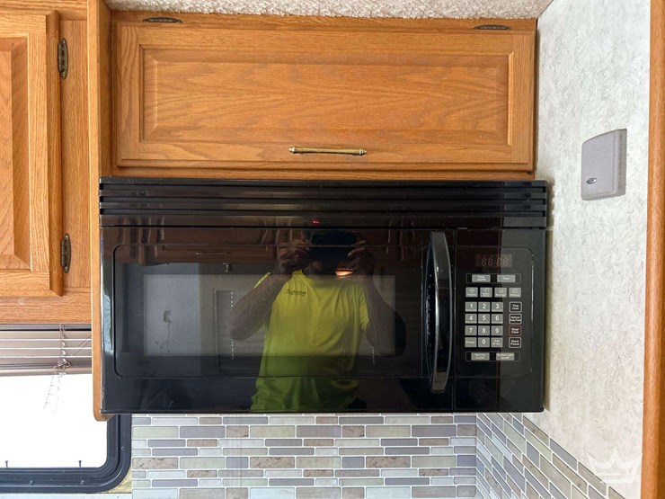 2004-winnebago-adventurer-38g-38ft.-class-a-motorhome-image-38