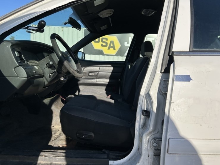 2007-ford-crown-victoria-sedan-image-11