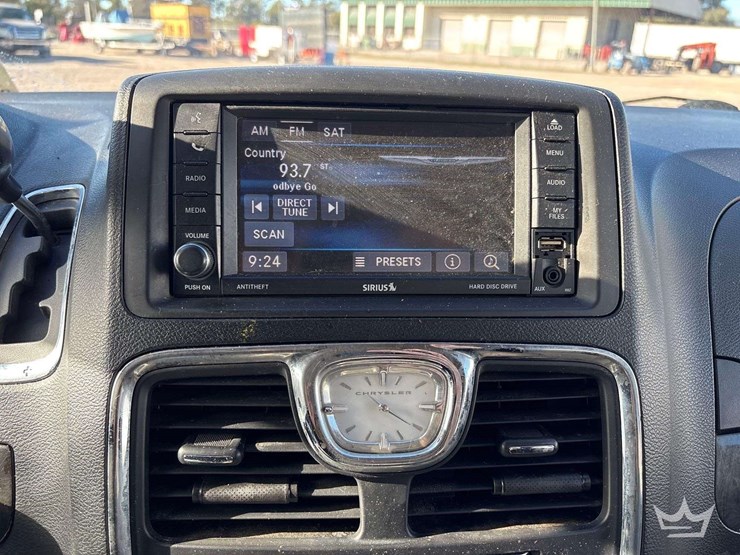 2016-chrysler-town-&-country-image-15