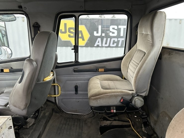 2001-freightliner-fl80-image-25