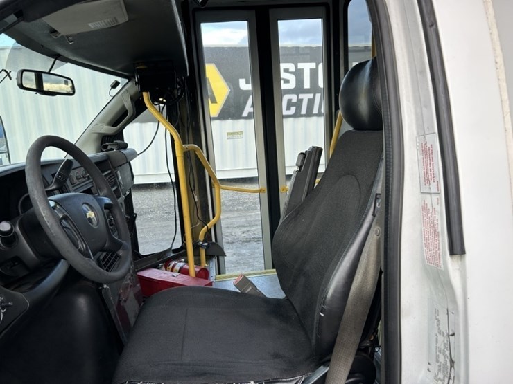 2016-chevrolet-express-paratransit-bus-image-16