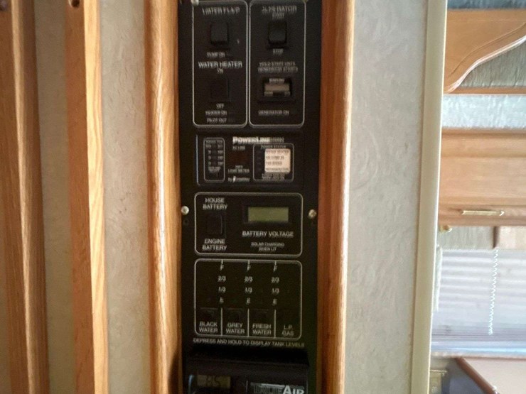 2004-winnebago-adventurer-38g-38ft.-class-a-motorhome-image-45