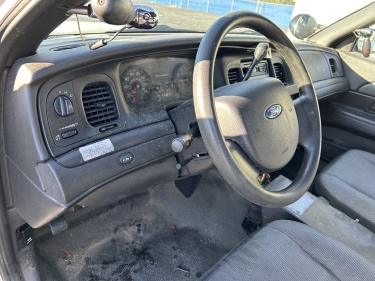 2009-ford-crown-victoria-sedan-image-20