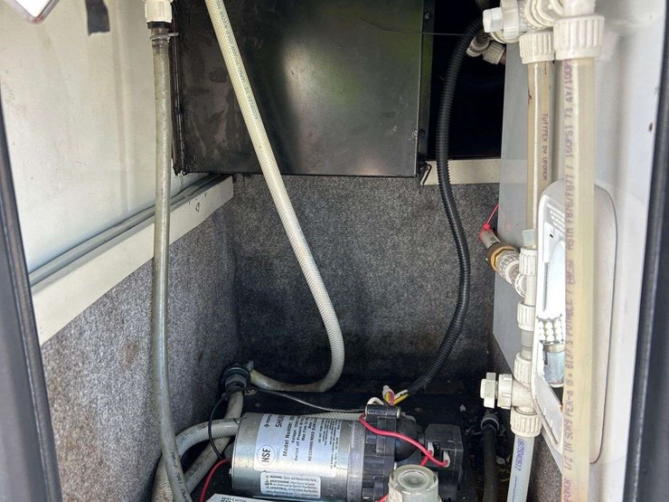 2004-winnebago-adventurer-38g-38ft.-class-a-motorhome-image-79