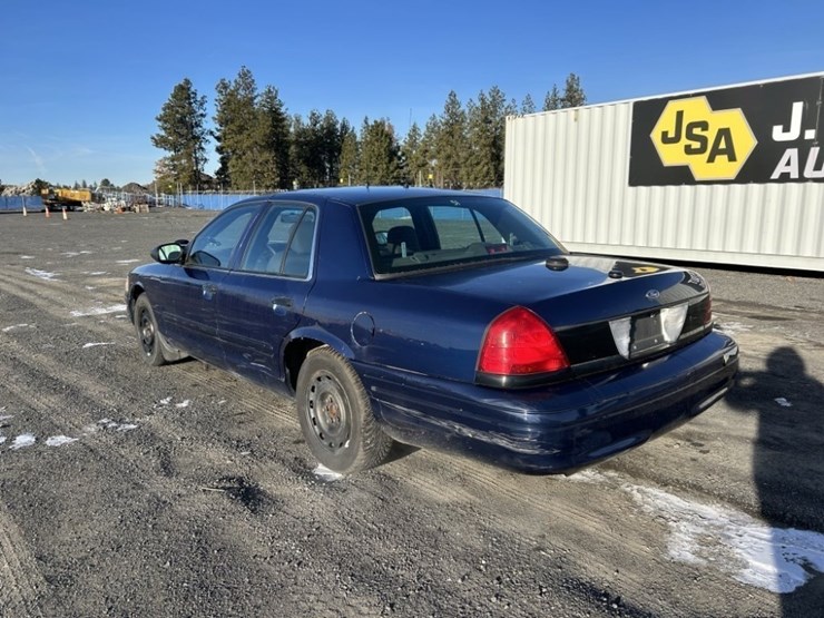 2004-ford-crown-victoria-sedan-image-3