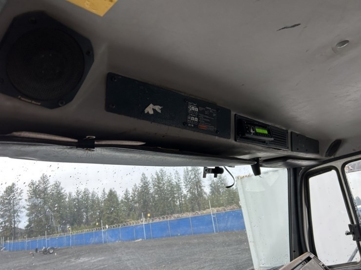 2001-freightliner-fl80-image-23