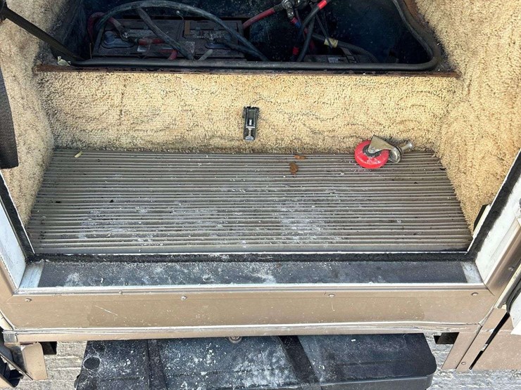 2004-winnebago-adventurer-38g-38ft.-class-a-motorhome-image-8