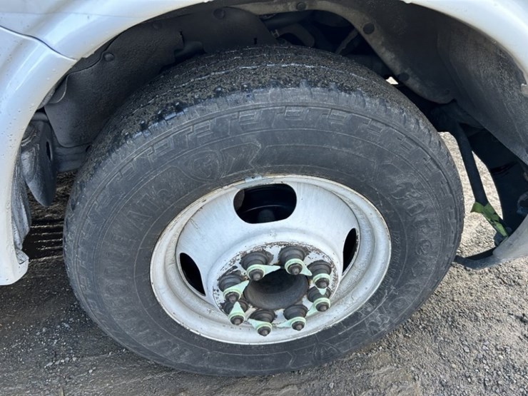 2016-chevrolet-express-paratransit-bus-image-13