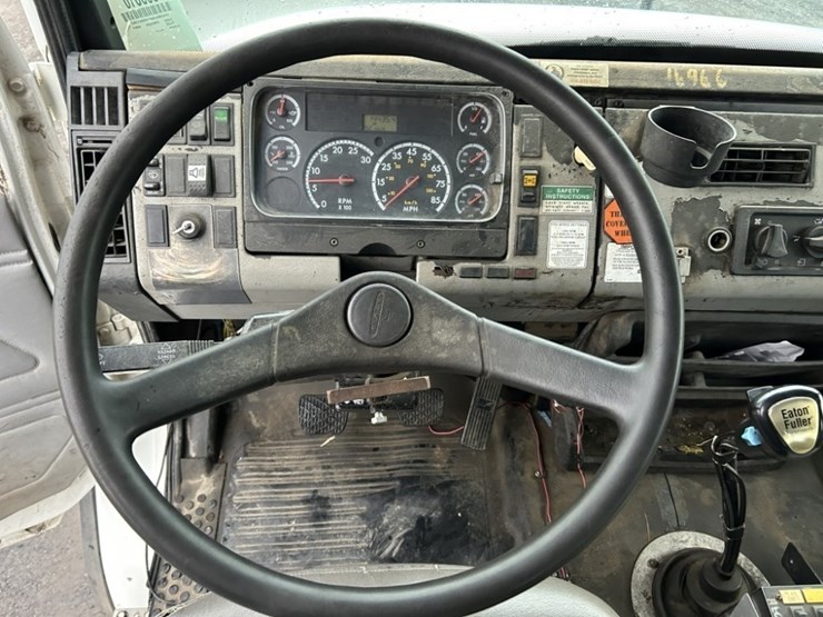 2001-freightliner-fl80-image-18