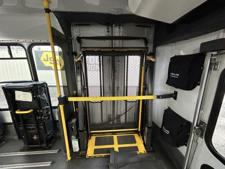 2016-chevrolet-express-paratransit-bus-image-25