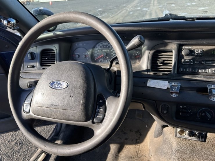 2004-ford-crown-victoria-sedan-image-16